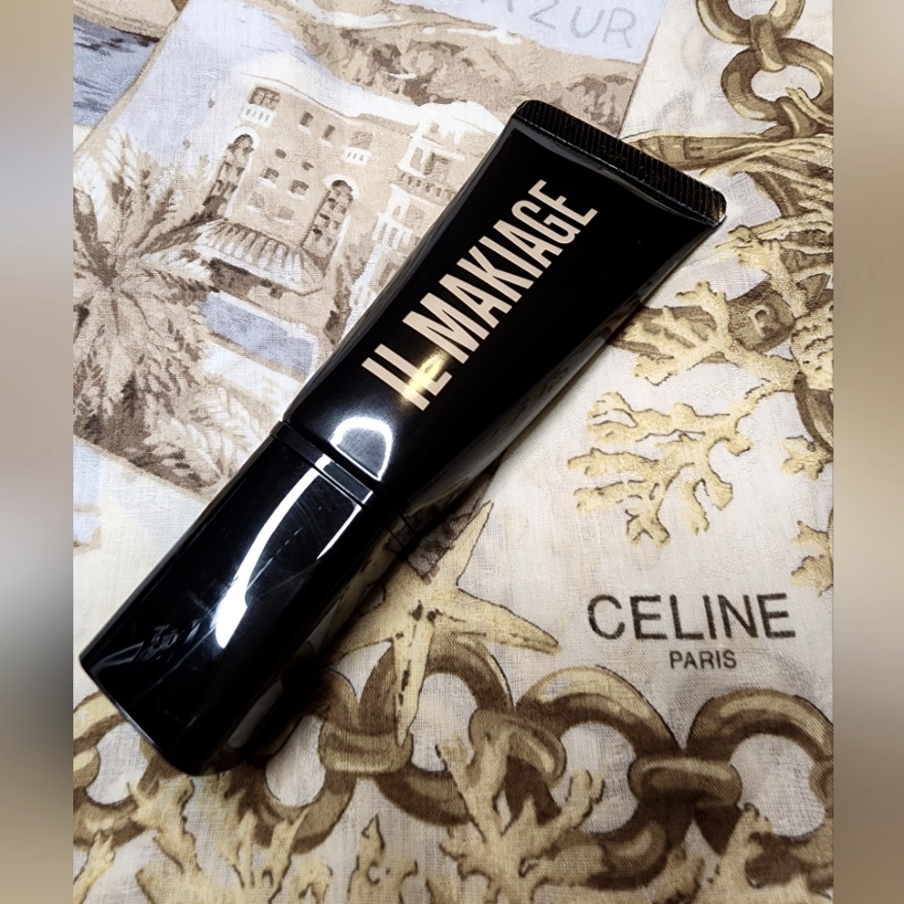 IL MAKIAGE Foundation NWT (shade 40)